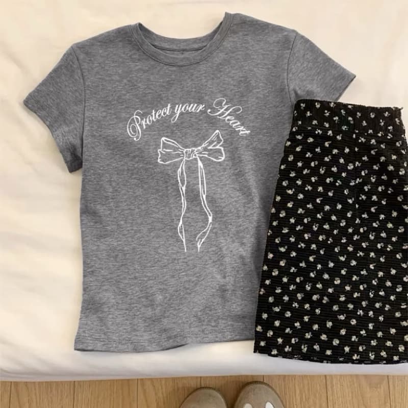 STR เสื้อยืดผู้หญิงสีขาว เสื้อรัดรูป เสื้อครอปแฟชั่นแขนสั้น พิมพ์ลายโบว์น่ารัก คอกลม สไตล์เกาหลี สาวอ้วนใส่ได้ รูปที่ 3