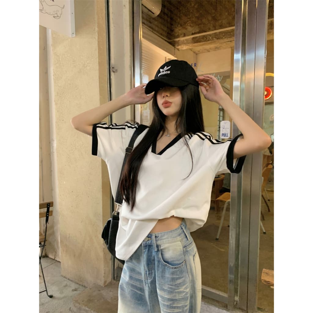 Beryl เสื้อยืดคอวีแขนสั้นสีขาวใหม่สำหรับผู้หญิง สไตล์เกาหลี เสื้อตัวหลวมและใส่ได้หลายโอกาส รูปที่ 4