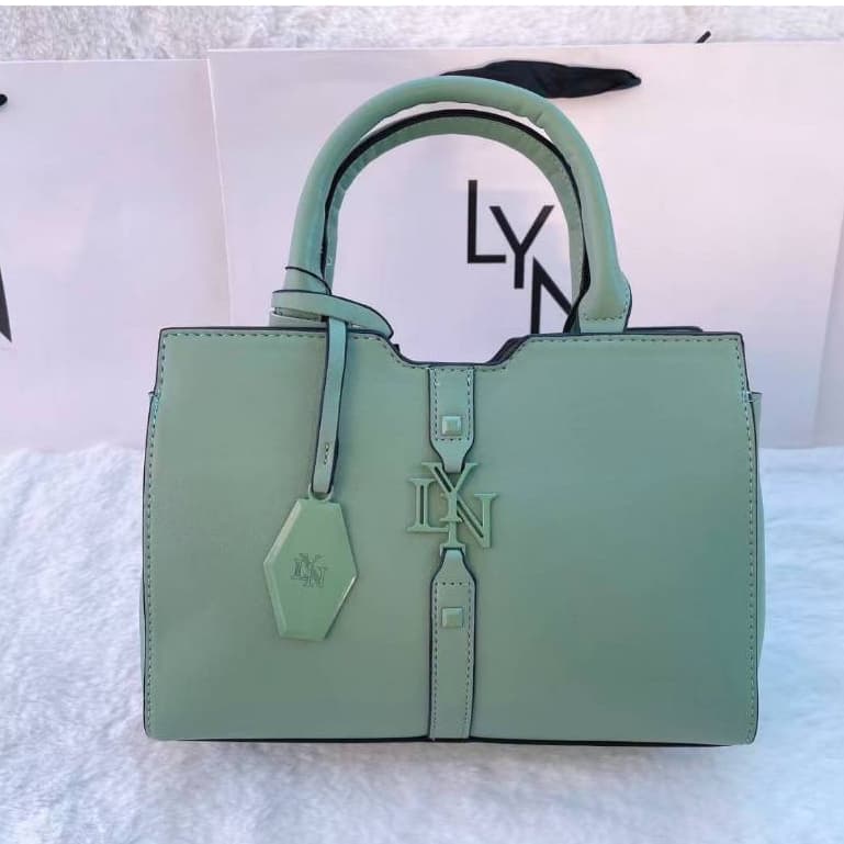 กระเป๋า LY N คอลเล็คชั่นใหม่ ขนาด 25x19x11 cm. มี 5 สี เเต่งอะไหล่พร้อมสายสะพายห้อยโลโก้ด้านหน้า อะไหล่สีทอง รูปที่ 5