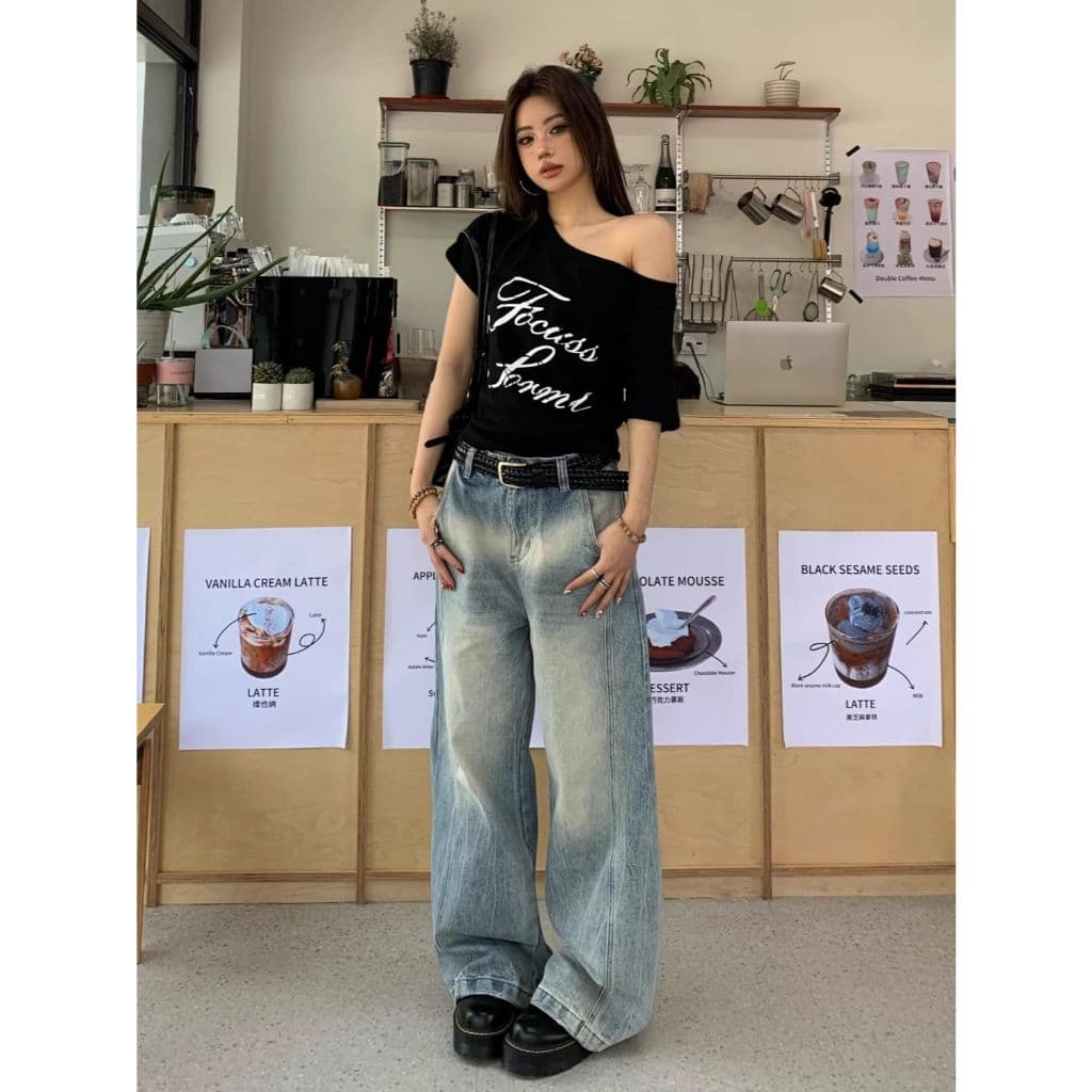 เสื้อยืดผู้หญิง เสื้อปาดไหล่ แขนสั้น เสือใส่สบาย โอเวอร์ไซส์ เสื้อเเขนสั้นผู้หญิง ผ้านิ่ม เข้ากับทุกสไตล์ได้ สไตล์วินเทจ รูปที่ 1