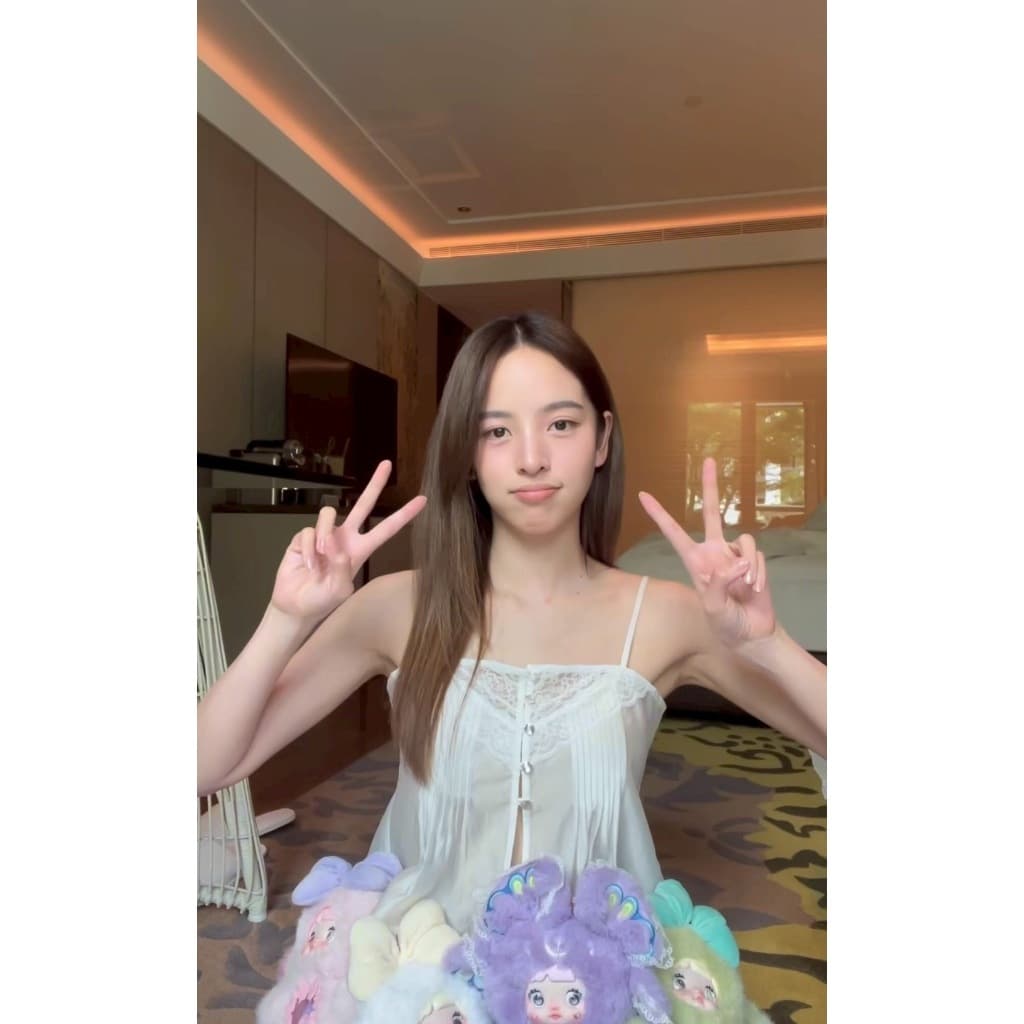 BY IRA เสื้อสายเดี่ยวลูกไม้ แต่งลูกไม้ช่วงอก กระดุมหน้า จับจีบด้านหน้า สายปรับได้ ผ้าใส่สบาย ต้องมีติดตู้ค้าสาวพะ รูปที่ 3