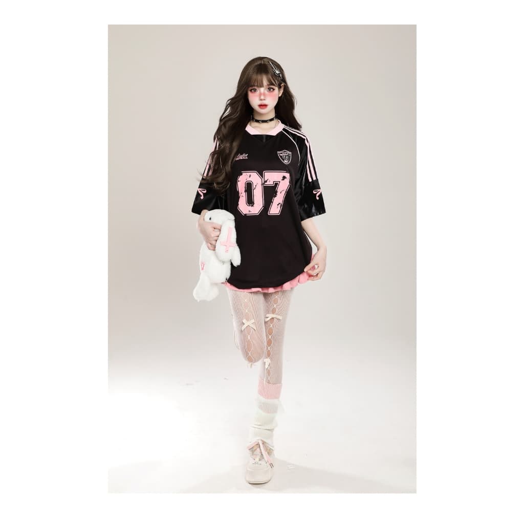 Beryl เสื้อยืดแขนสั้นพิมพ์ลายเย็บแบบเรโทรอเมริกัน สไตล์น่ารัก เสื้อตัวหลวมสไตล์สปอร์ตลำลอง เสื้อยืดคอวีเทรนด์ รูปที่ 6