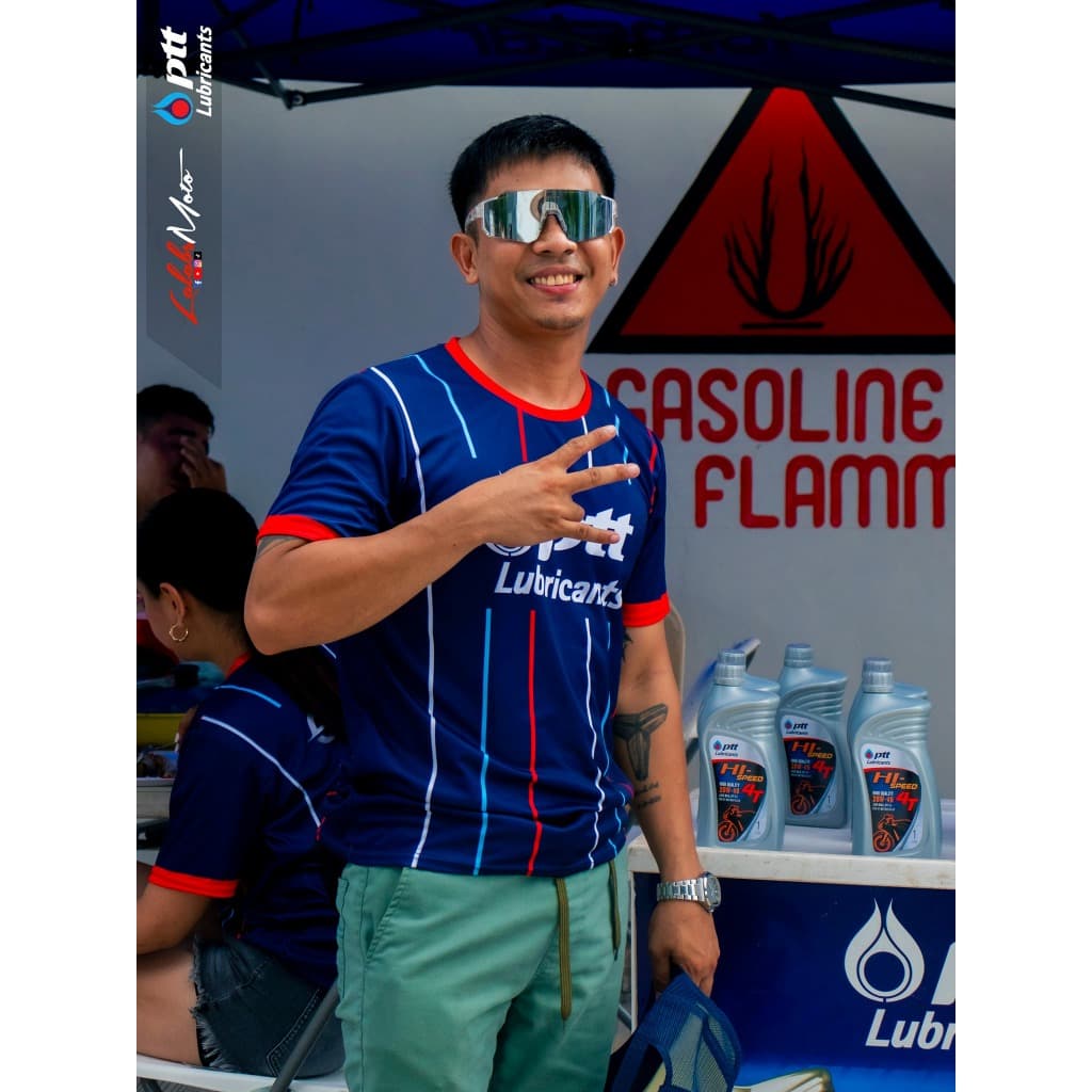 เสื้อยืด แขนสั้น PTT Lubricant เสื้อยืดกีฬา แขนสั้น สีน้ำเงินคอแดง ฟรีไซส์ ใส่ได้ทุกเพศทุกวัย รูปที่ 4
