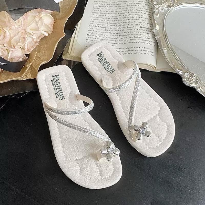 Uyongit รองเท้าแตะ สวมนิ้วโป้ง ยางPVC พื้นรองเท้าสูง 1.5 cm ประดับแถบเงิน วิบวับ สำหรับผู้หญิง 165 รูปที่ 9
