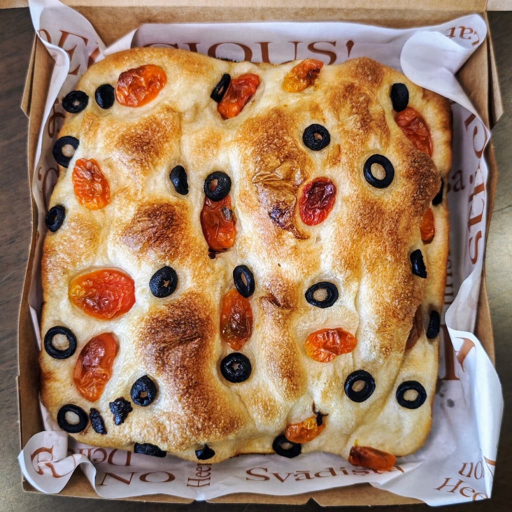 Tomato and Olive Sourdough Focaccia - โฟคัชชาซาวร์โดมะเขือเทศและมะกอกดำ รูปที่ 1