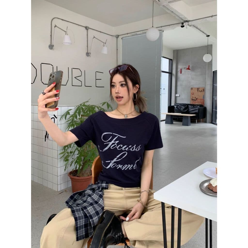 เสื้อยืดผู้หญิง เสื้อปาดไหล่ แขนสั้น เสือใส่สบาย โอเวอร์ไซส์ เสื้อเเขนสั้นผู้หญิง ผ้านิ่ม เข้ากับทุกสไตล์ได้ สไตล์วินเทจ รูปที่ 3