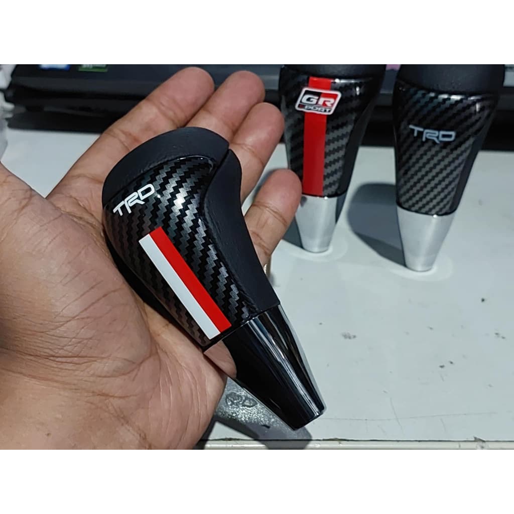 หัวเกียร์ TRD หัวเกียร์ GR sport เป็นหนังแท้ ลายเคฟล่าฟิมลม์ อย่างสวยถ่ายจากสินค้าจริง ใส่กับรถได้ทุกรุ่น เกียร์ออโต้ รูปที่ 3