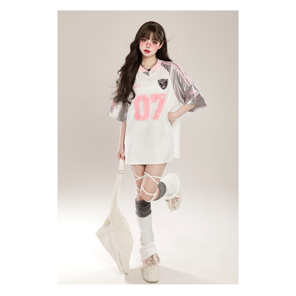 Beryl เสื้อยืดแขนสั้นพิมพ์ลายเย็บแบบเรโทรอเมริกัน สไตล์น่ารัก เสื้อตัวหลวมสไตล์สปอร์ตลำลอง เสื้อยืดคอวีเทรนด์ รูปที่ 7