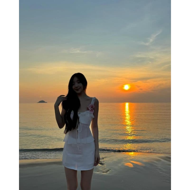 Nora- White Top & Skirt เสื้อสายเดี่ยวชีฟองลูกไม้ ตกแต่งด้วยตะขอหัวใจ NR รูปที่ 2
