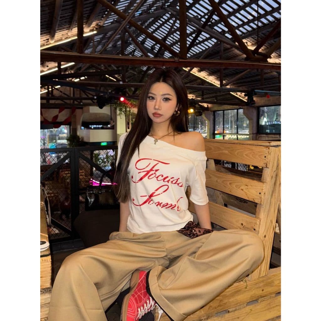 เสื้อยืดผู้หญิง เสื้อปาดไหล่ แขนสั้น เสือใส่สบาย โอเวอร์ไซส์ เสื้อเเขนสั้นผู้หญิง ผ้านิ่ม เข้ากับทุกสไตล์ได้ สไตล์วินเทจ รูปที่ 2