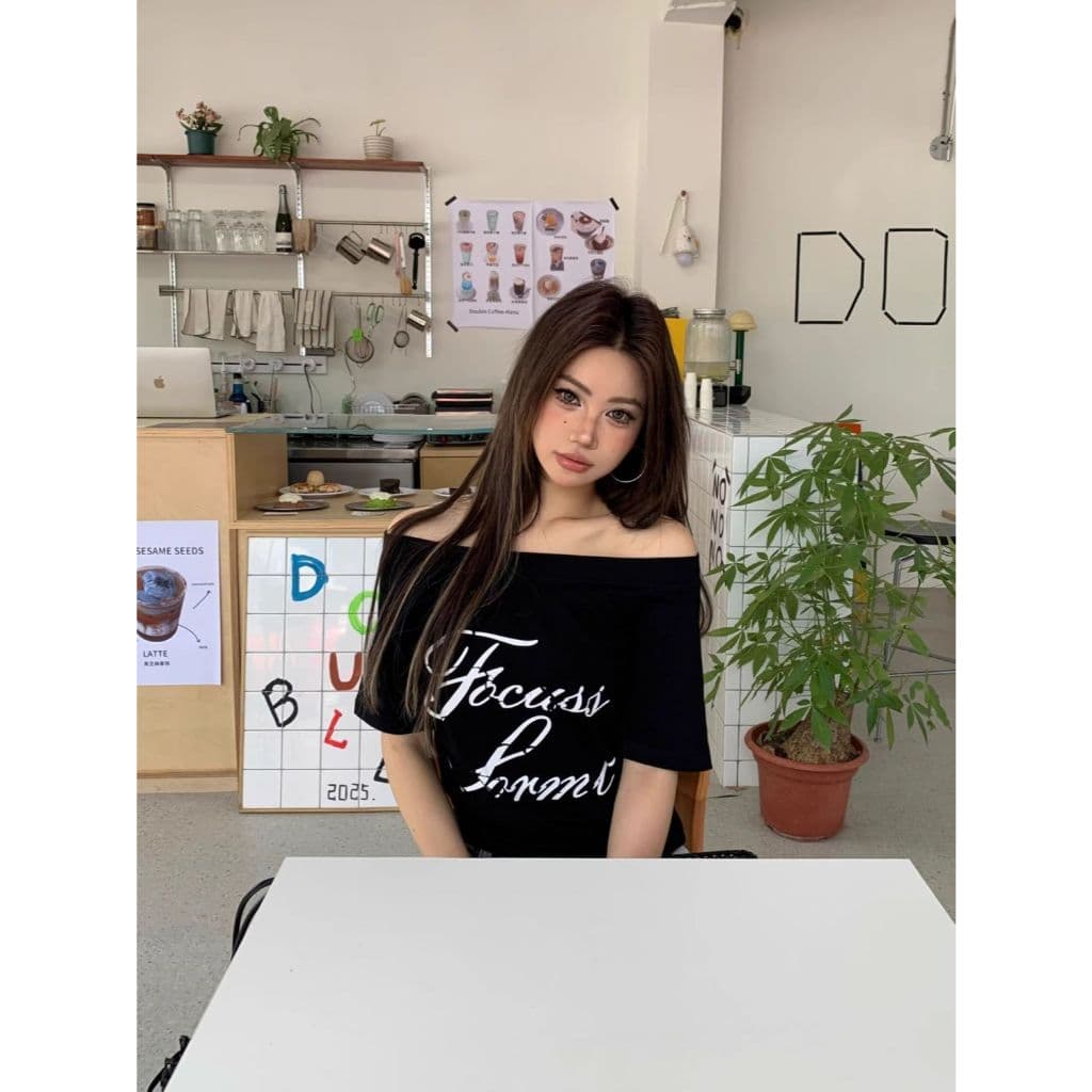 เสื้อยืดผู้หญิง เสื้อปาดไหล่ แขนสั้น เสือใส่สบาย โอเวอร์ไซส์ เสื้อเเขนสั้นผู้หญิง ผ้านิ่ม เข้ากับทุกสไตล์ได้ สไตล์วินเทจ รูปที่ 4
