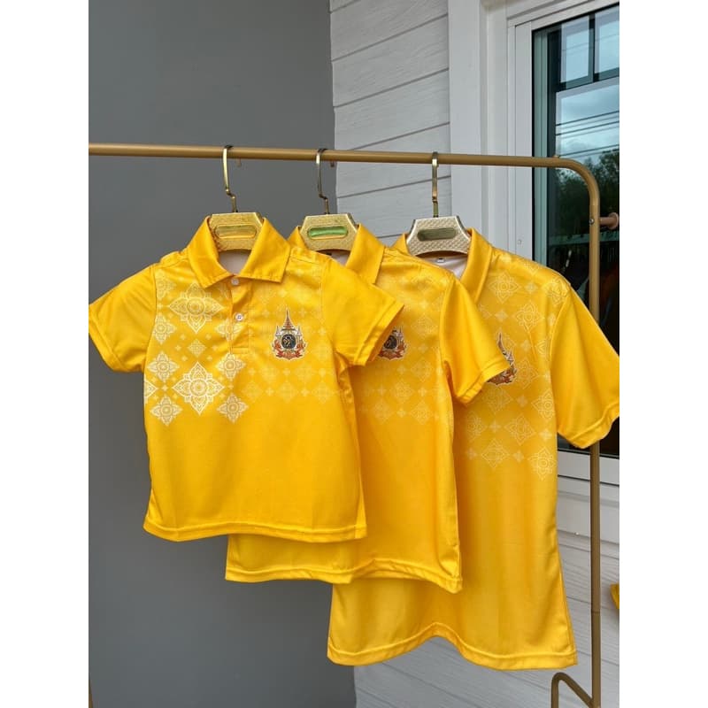 เสื้อโปโล เด็ก และผู้ใหญ่ สีเหลืองพิมลายพร้อมโลโก้ รูปที่ 1