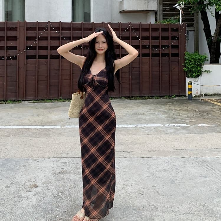 แม็กซี่เดรสลายสก็อต สายเดี่ยวสีน้ำตาล มีสายผูกโบว์กลางอกหรือผูกคล้องคอ ผ้าชีฟองมีซับในเต็มตัว #8084 รูปที่ 7