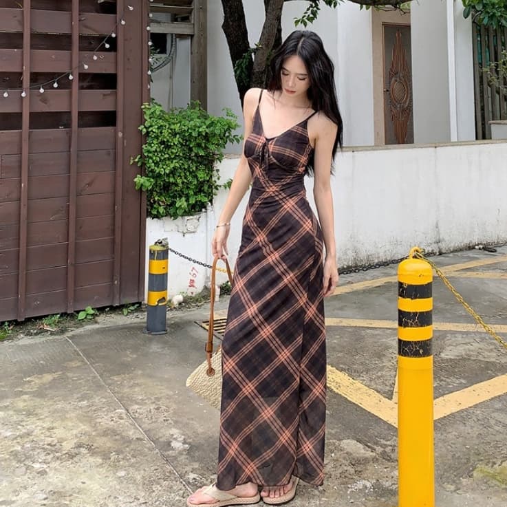 แม็กซี่เดรสลายสก็อต สายเดี่ยวสีน้ำตาล มีสายผูกโบว์กลางอกหรือผูกคล้องคอ ผ้าชีฟองมีซับในเต็มตัว #8084 รูปที่ 5