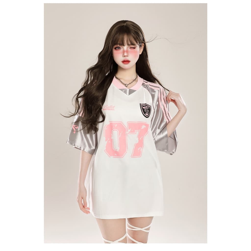 Beryl เสื้อยืดแขนสั้นพิมพ์ลายเย็บแบบเรโทรอเมริกัน สไตล์น่ารัก เสื้อตัวหลวมสไตล์สปอร์ตลำลอง เสื้อยืดคอวีเทรนด์ รูปที่ 3