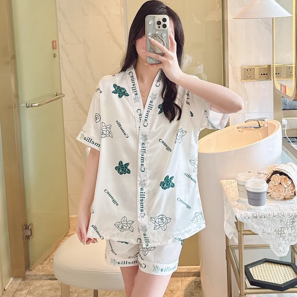SLEEPWEAR FACTORY ชุ ชุดนอนเสื้อแขนสั้น ชุดนอนกางเกงขาสั้น ชุดนอนซาตินขาสั้น เนื้อผ้าลื่นๆ ใส่สบาย ติดกระดุมหน้า W008 รูปที่ 6