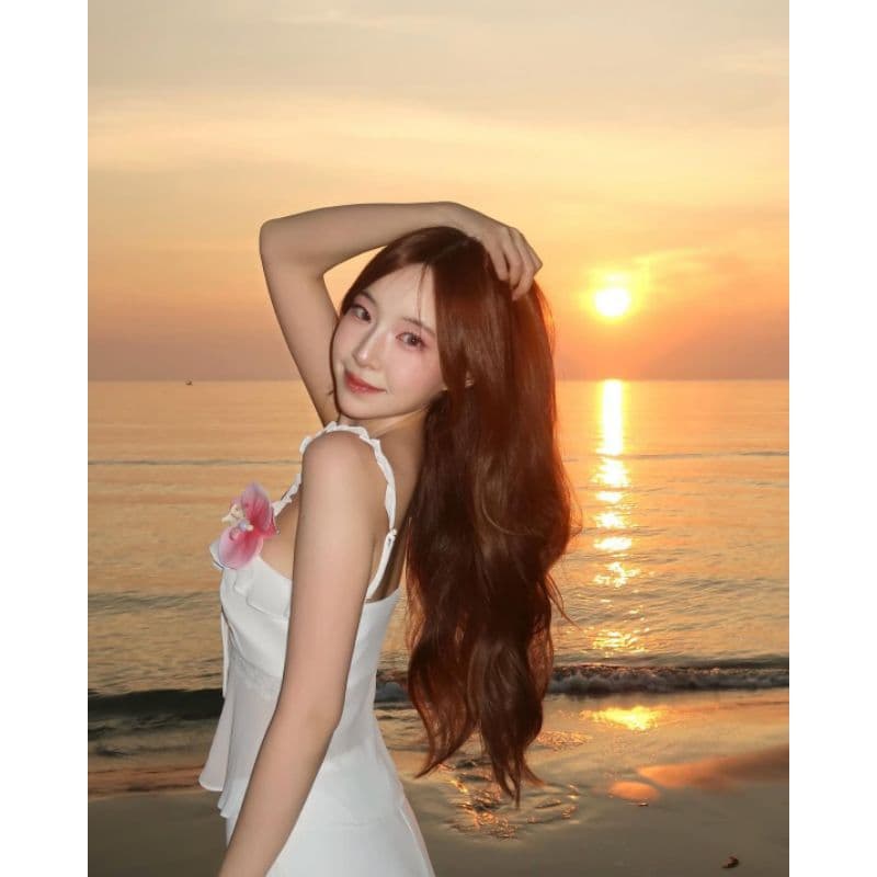 Nora- White Top & Skirt เสื้อสายเดี่ยวชีฟองลูกไม้ ตกแต่งด้วยตะขอหัวใจ NR รูปที่ 3