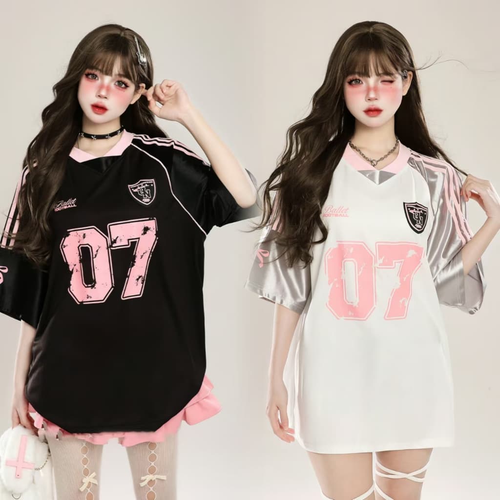 Beryl เสื้อยืดแขนสั้นพิมพ์ลายเย็บแบบเรโทรอเมริกัน สไตล์น่ารัก เสื้อตัวหลวมสไตล์สปอร์ตลำลอง เสื้อยืดคอวีเทรนด์ รูปที่ 1