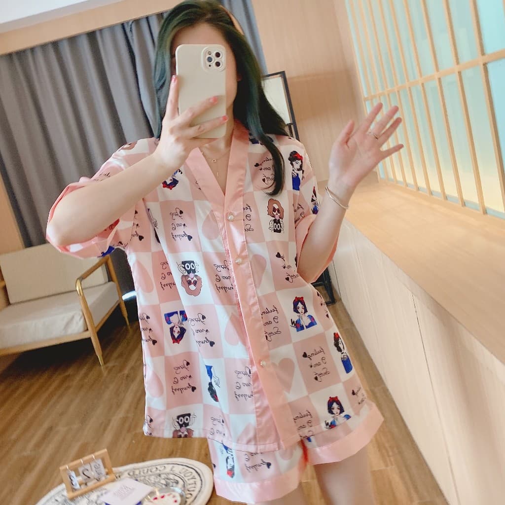 SLEEPWEAR FACTORY ชุ ชุดนอนเสื้อแขนสั้น ชุดนอนกางเกงขาสั้น ชุดนอนซาตินขาสั้น เนื้อผ้าลื่นๆ ใส่สบาย ติดกระดุมหน้า W008 รูปที่ 2