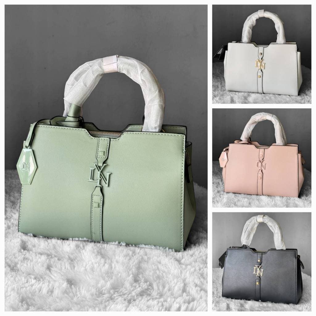 กระเป๋า LY N คอลเล็คชั่นใหม่ ขนาด 25x19x11 cm. มี 5 สี เเต่งอะไหล่พร้อมสายสะพายห้อยโลโก้ด้านหน้า อะไหล่สีทอง รูปที่ 1