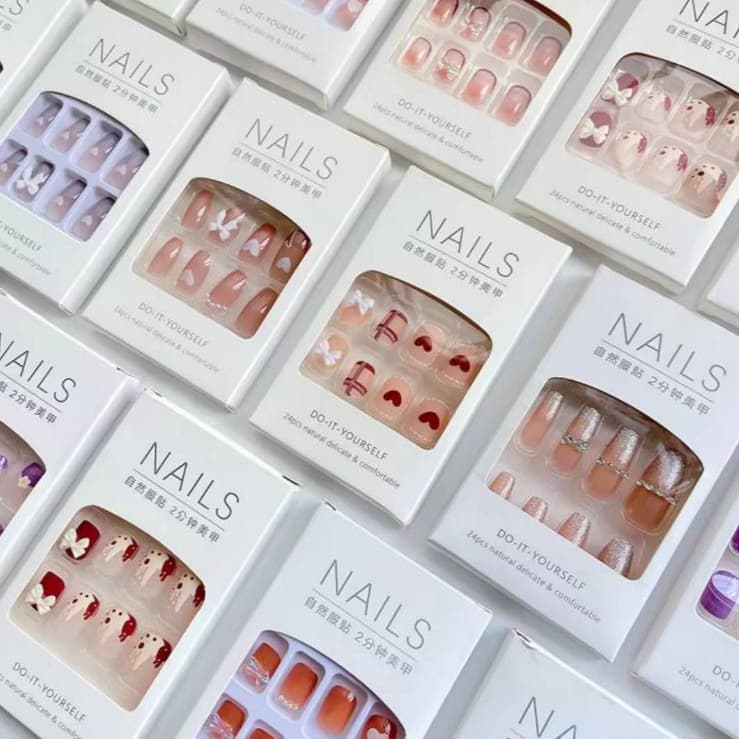 แพ็ค 12 ชุด คละลายแบบชุดแต่งเล็บปลอมลายน่ารัก สีสันสดใส พร้อมกาว สำหรับเด็กโตและผู้ใหญ่ รูปที่ 1