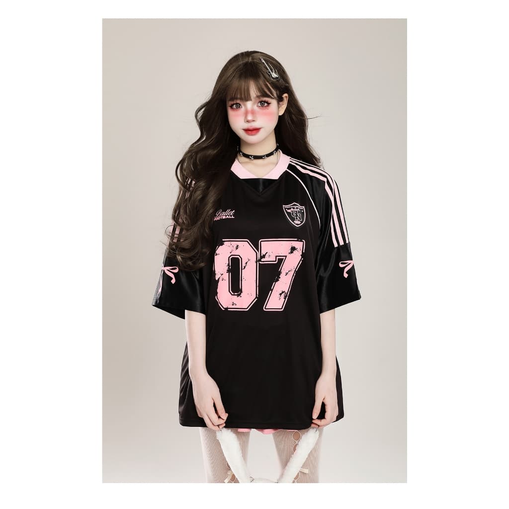 Beryl เสื้อยืดแขนสั้นพิมพ์ลายเย็บแบบเรโทรอเมริกัน สไตล์น่ารัก เสื้อตัวหลวมสไตล์สปอร์ตลำลอง เสื้อยืดคอวีเทรนด์ รูปที่ 4