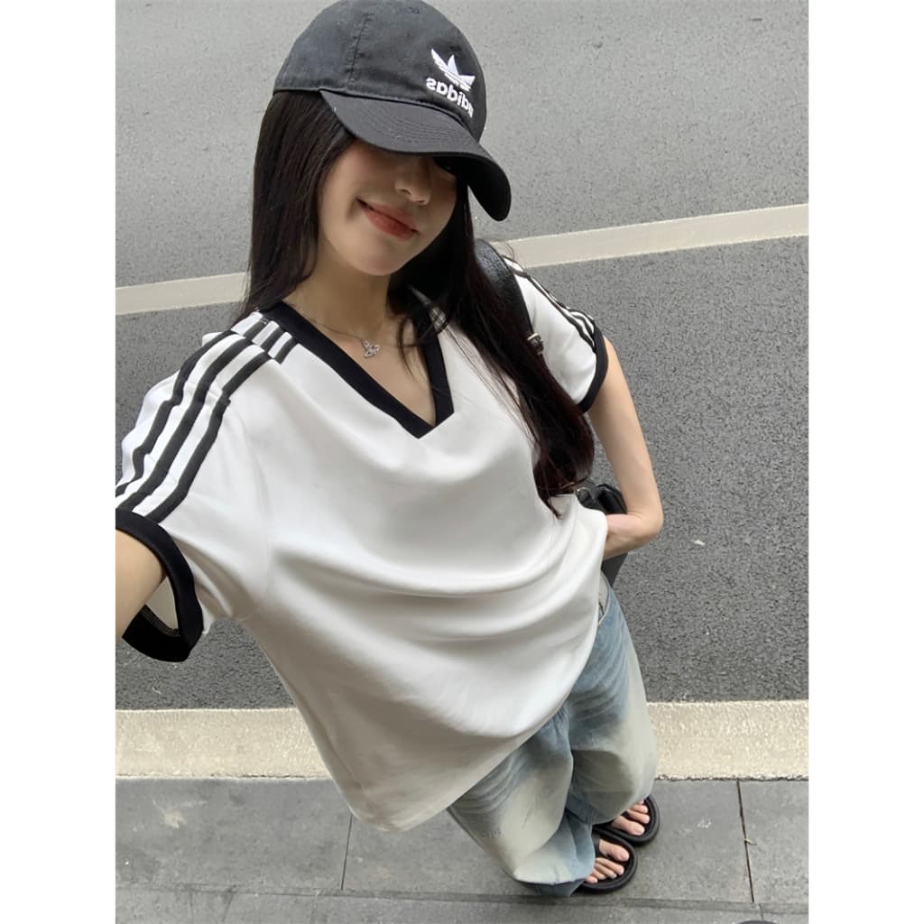 Beryl เสื้อยืดคอวีแขนสั้นสีขาวใหม่สำหรับผู้หญิง สไตล์เกาหลี เสื้อตัวหลวมและใส่ได้หลายโอกาส รูปที่ 2