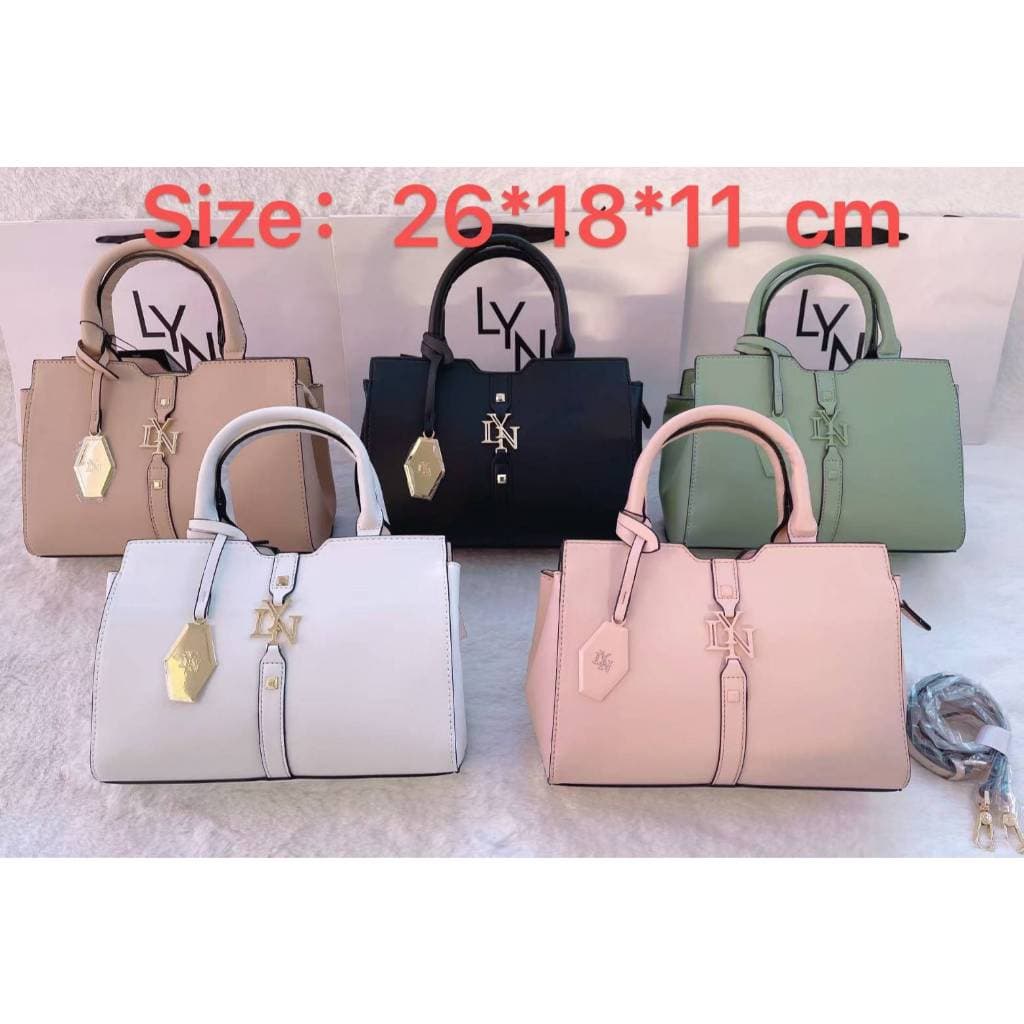 กระเป๋า LY N คอลเล็คชั่นใหม่ ขนาด 25x19x11 cm. มี 5 สี เเต่งอะไหล่พร้อมสายสะพายห้อยโลโก้ด้านหน้า อะไหล่สีทอง รูปที่ 2