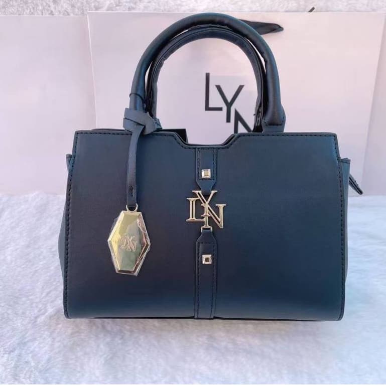 กระเป๋า LY N คอลเล็คชั่นใหม่ ขนาด 25x19x11 cm. มี 5 สี เเต่งอะไหล่พร้อมสายสะพายห้อยโลโก้ด้านหน้า อะไหล่สีทอง รูปที่ 3