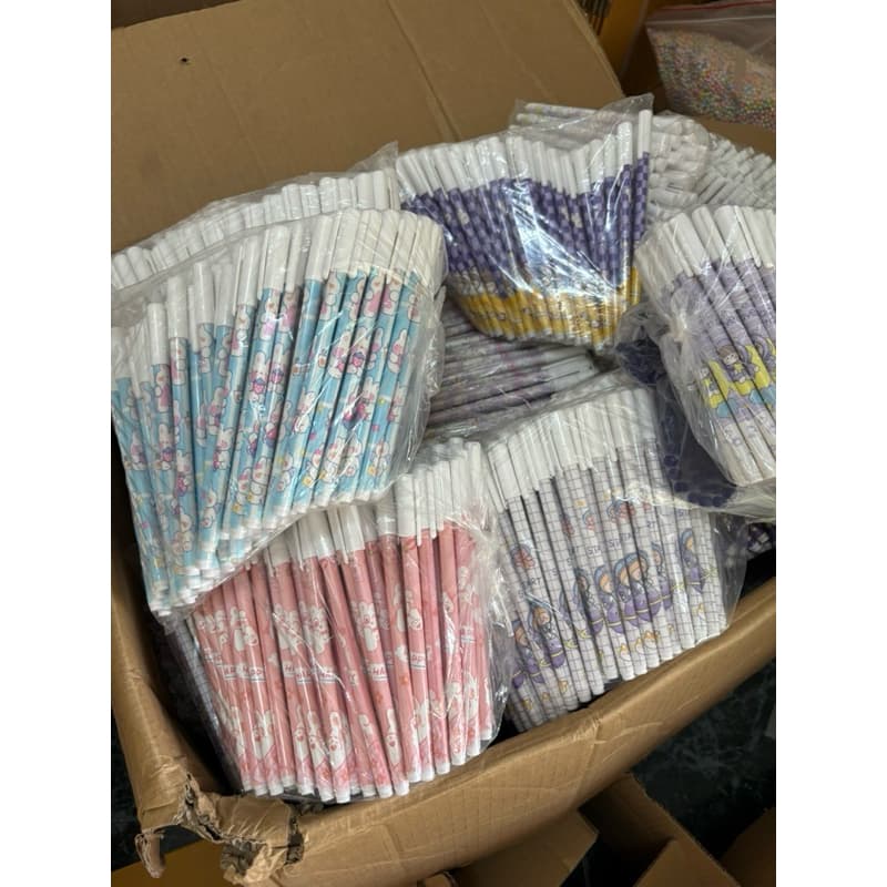 1บาท ขายส่ง50-100แท่ง ปากกาหมึกสีน้ำเงิน ลายการ์ตูนคละสีคละลายการ์ตูนล้วนทั้งหมด รูปที่ 1