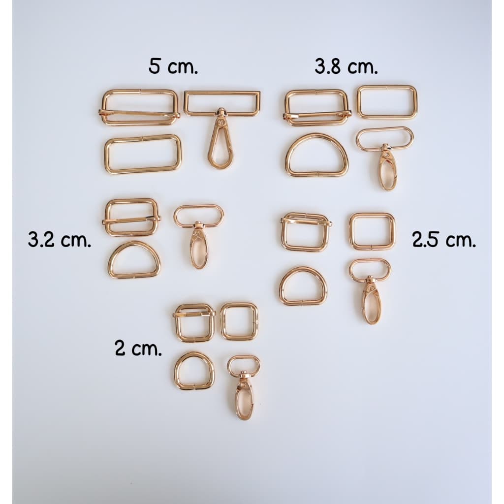 5cm. 3.8cm. 3.2cm. 2.5cm. 2cm. ห่วงเหลี่ยม ห่วงปรับสาย ห่วงตัว D ตะขอก้ามปู อะไหล่กระเป๋า สีทอง รูปที่ 1