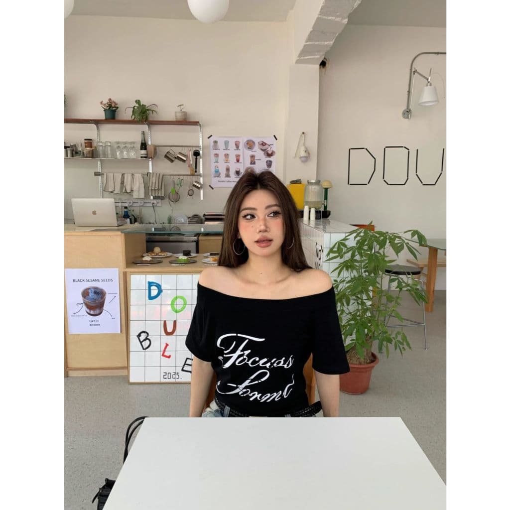 เสื้อยืดผู้หญิง เสื้อปาดไหล่ แขนสั้น เสือใส่สบาย โอเวอร์ไซส์ เสื้อเเขนสั้นผู้หญิง ผ้านิ่ม เข้ากับทุกสไตล์ได้ สไตล์วินเทจ รูปที่ 7