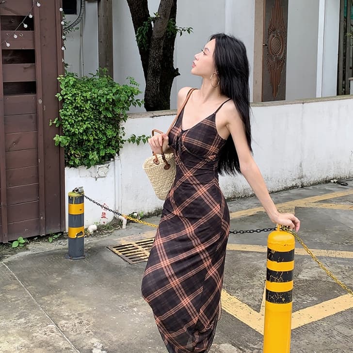 แม็กซี่เดรสลายสก็อต สายเดี่ยวสีน้ำตาล มีสายผูกโบว์กลางอกหรือผูกคล้องคอ ผ้าชีฟองมีซับในเต็มตัว #8084 รูปที่ 6
