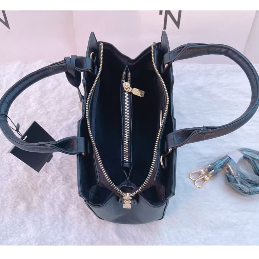 กระเป๋า LY N คอลเล็คชั่นใหม่ ขนาด 25x19x11 cm. มี 5 สี เเต่งอะไหล่พร้อมสายสะพายห้อยโลโก้ด้านหน้า อะไหล่สีทอง รูปที่ 8