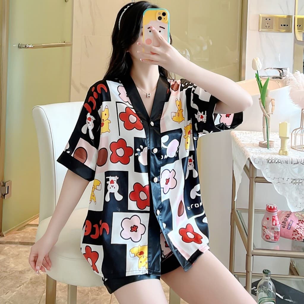 SLEEPWEAR FACTORY ชุ ชุดนอนเสื้อแขนสั้น ชุดนอนกางเกงขาสั้น ชุดนอนซาตินขาสั้น เนื้อผ้าลื่นๆ ใส่สบาย ติดกระดุมหน้า W008 รูปที่ 5