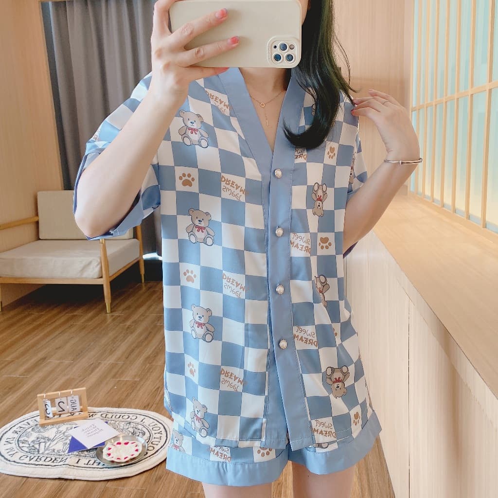 SLEEPWEAR FACTORY ชุ ชุดนอนเสื้อแขนสั้น ชุดนอนกางเกงขาสั้น ชุดนอนซาตินขาสั้น เนื้อผ้าลื่นๆ ใส่สบาย ติดกระดุมหน้า W008 รูปที่ 3