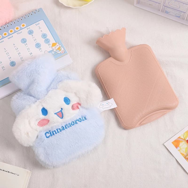 จัดส่งทันทีถุงน้ำร้อน Sanrio มีที่สอดมือ 1000ml. กระเป๋าน้ำร้อนลายการ์ตูน ประคบ ประจำเดือน น่ารักกระเป๋าน้ำร้อน รูปที่ 3