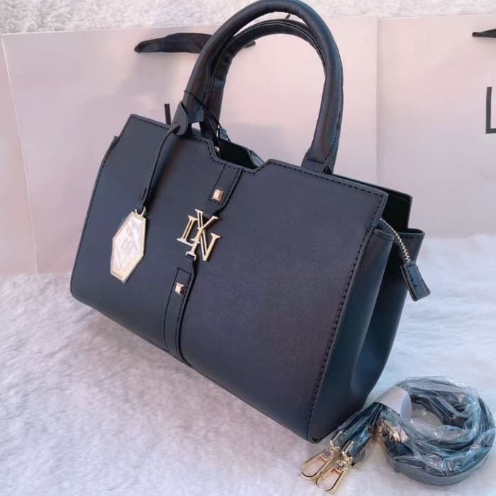กระเป๋า LY N คอลเล็คชั่นใหม่ ขนาด 25x19x11 cm. มี 5 สี เเต่งอะไหล่พร้อมสายสะพายห้อยโลโก้ด้านหน้า อะไหล่สีทอง รูปที่ 7