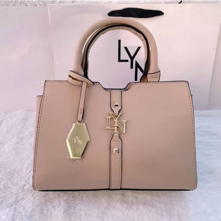 กระเป๋า LY N คอลเล็คชั่นใหม่ ขนาด 25x19x11 cm. มี 5 สี เเต่งอะไหล่พร้อมสายสะพายห้อยโลโก้ด้านหน้า อะไหล่สีทอง รูปที่ 4