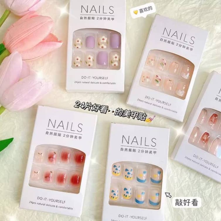 แพ็ค 12 ชุด คละลายแบบชุดแต่งเล็บปลอมลายน่ารัก สีสันสดใส พร้อมกาว สำหรับเด็กโตและผู้ใหญ่ รูปที่ 3