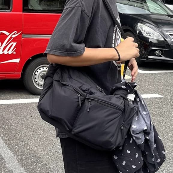 จัดส่งในกรุงเทพฯ -Uniqlo กระเป๋าสะพาย ยูนิโคล่ ใส่ของได้เยอะ กันน้ำได้ สินค้า รูปที่ 2