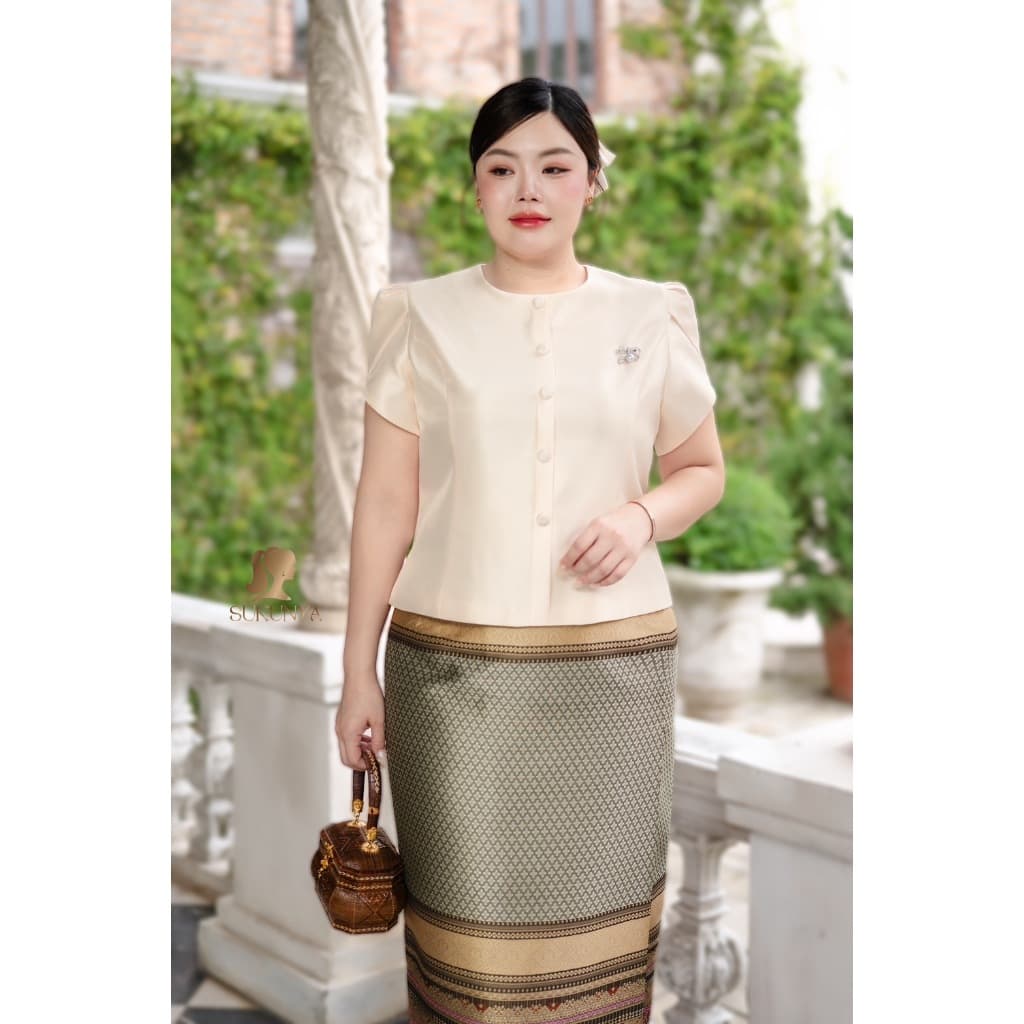 Sukunya 6410 : งานเสื้อผ้าไหมจิตรลดา คอกลม แขนสั้นจับจีบ ทรงแขนทิวลิป รูปที่ 7