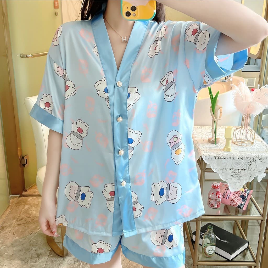 SLEEPWEAR FACTORY ชุ ชุดนอนเสื้อแขนสั้น ชุดนอนกางเกงขาสั้น ชุดนอนซาตินขาสั้น เนื้อผ้าลื่นๆ ใส่สบาย ติดกระดุมหน้า W008 รูปที่ 4