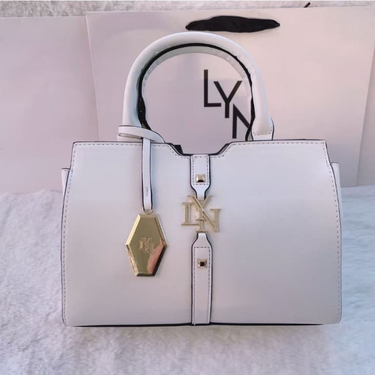 กระเป๋า LY N คอลเล็คชั่นใหม่ ขนาด 25x19x11 cm. มี 5 สี เเต่งอะไหล่พร้อมสายสะพายห้อยโลโก้ด้านหน้า อะไหล่สีทอง รูปที่ 6