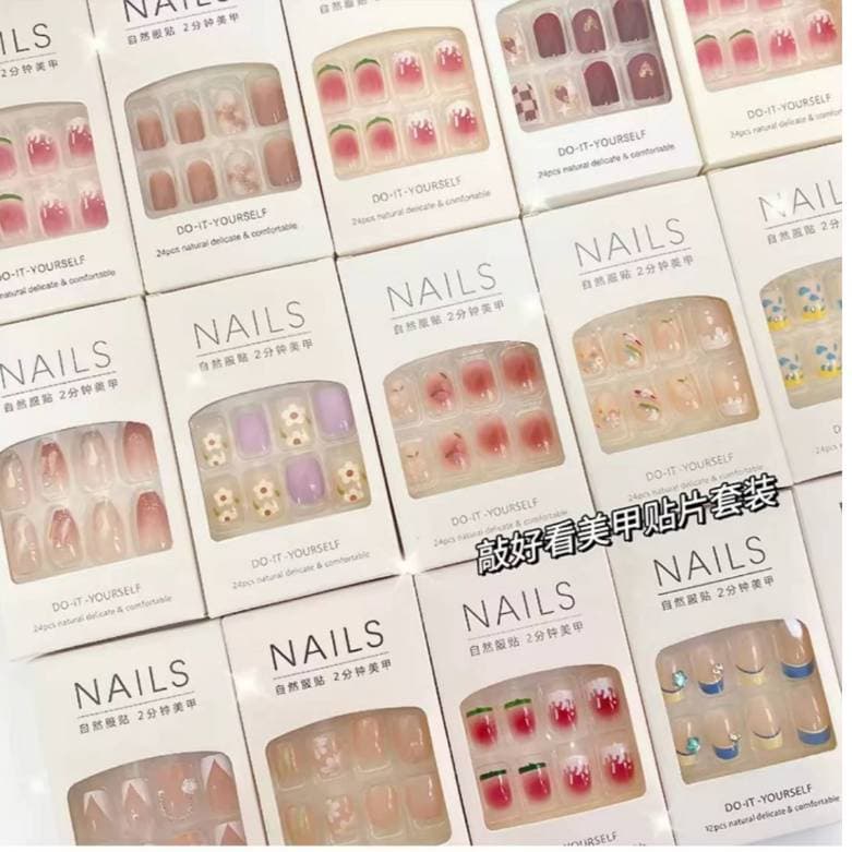 แพ็ค 12 ชุด คละลายแบบชุดแต่งเล็บปลอมลายน่ารัก สีสันสดใส พร้อมกาว สำหรับเด็กโตและผู้ใหญ่ รูปที่ 2