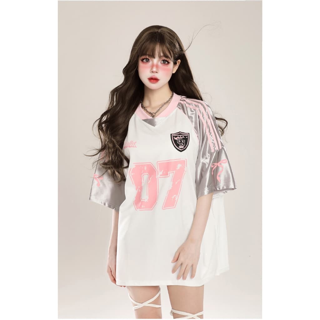 Beryl เสื้อยืดแขนสั้นพิมพ์ลายเย็บแบบเรโทรอเมริกัน สไตล์น่ารัก เสื้อตัวหลวมสไตล์สปอร์ตลำลอง เสื้อยืดคอวีเทรนด์ รูปที่ 5