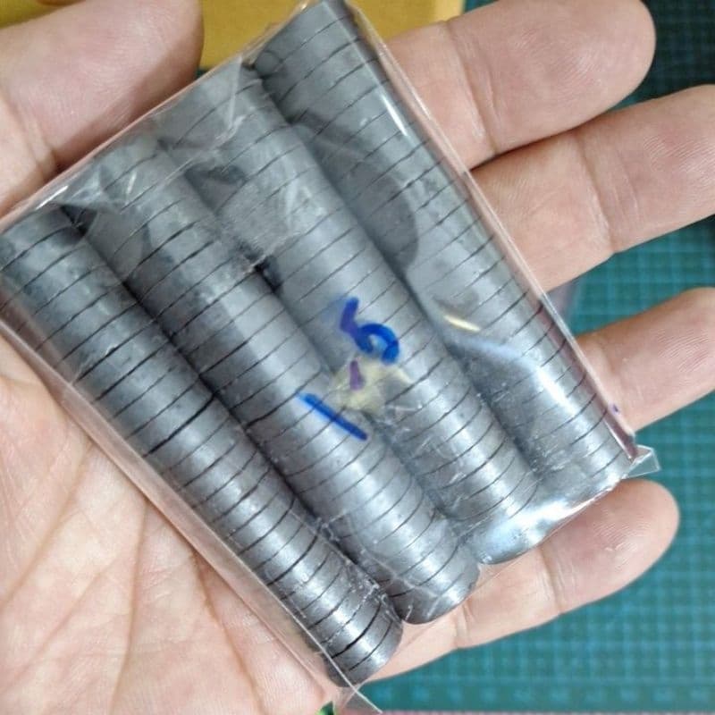 แม่เหล็ก 1.5 cm 100 เม็ด ความหนา3 มิล งาน เฟอไรท์ แรงดูด กำลังดี ใช้กับงาน แมกเนต ติดตู้เย็น รูปที่ 3
