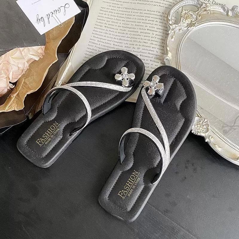 Uyongit รองเท้าแตะ สวมนิ้วโป้ง ยางPVC พื้นรองเท้าสูง 1.5 cm ประดับแถบเงิน วิบวับ สำหรับผู้หญิง 165 รูปที่ 8