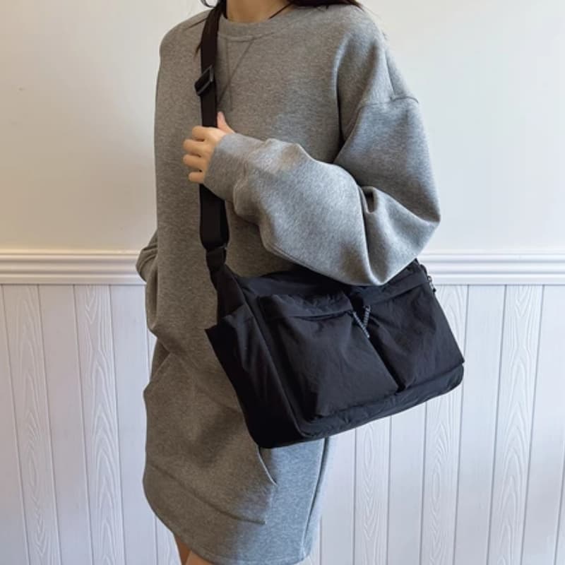 จัดส่งในกรุงเทพฯ -Uniqlo กระเป๋าสะพาย ยูนิโคล่ ใส่ของได้เยอะ กันน้ำได้ สินค้า รูปที่ 8