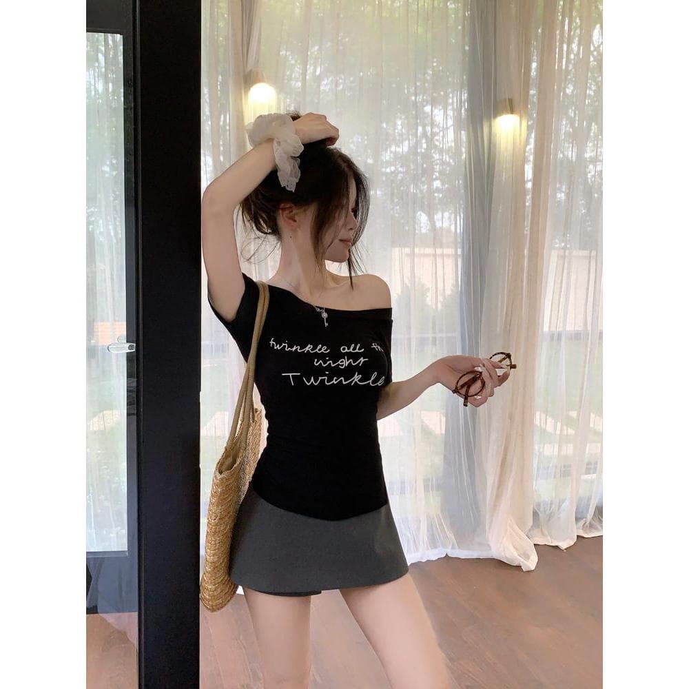 เสื้อยืด เสื้อครอป ไหล่เอียง อักษรสวย เเฟชั่นเซ็กซี่#92319 รูปที่ 8